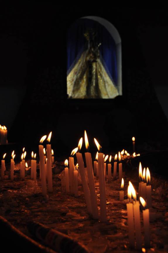Velas deixadas por peregrinos de Nossa Senhora de Copacabana, na Basílica de Copacabana, na Bolívia